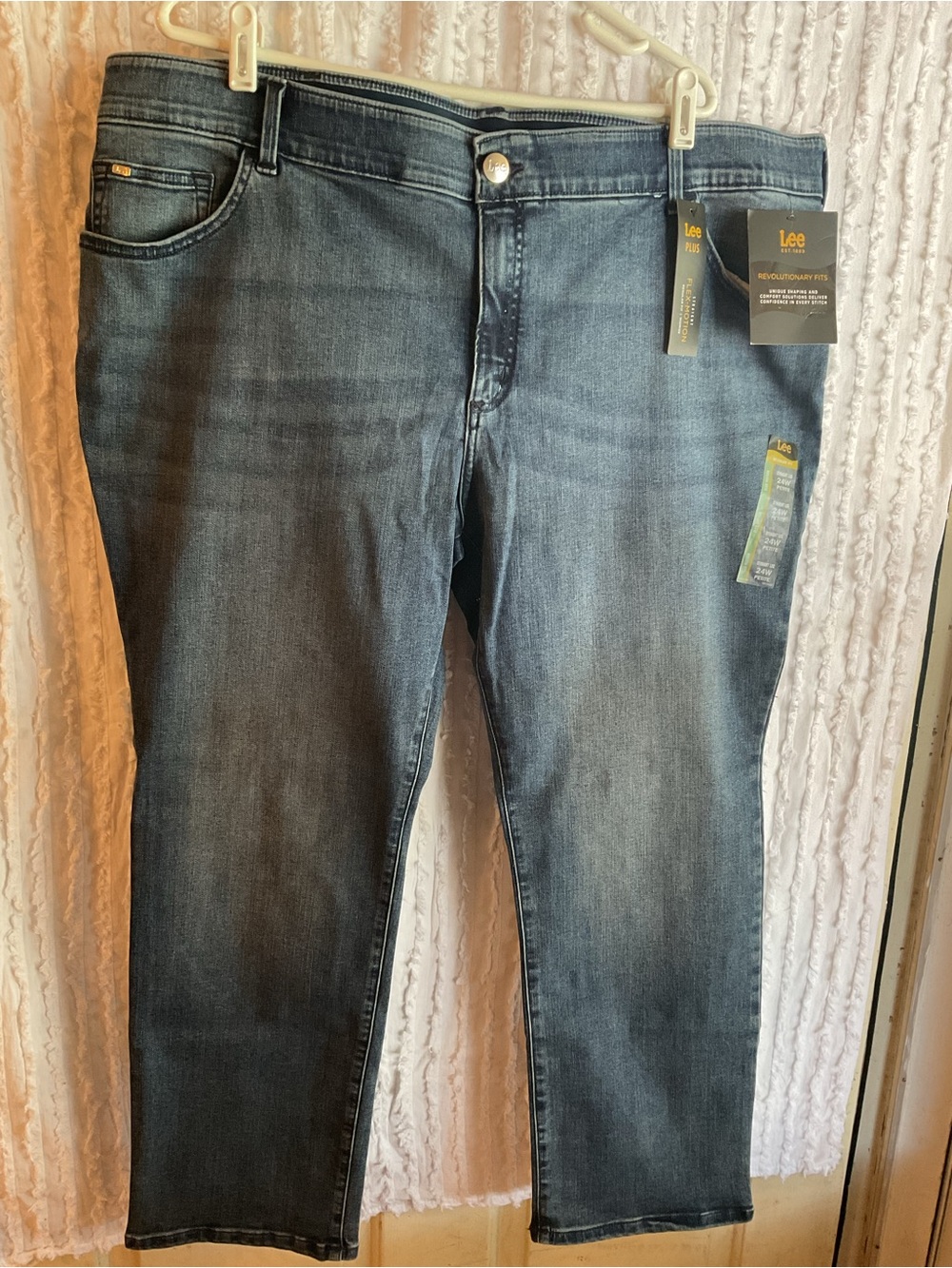 NWT Lee Womens Plus 24P. Flex&Motion Straight Fit Jeans 44”x29”
